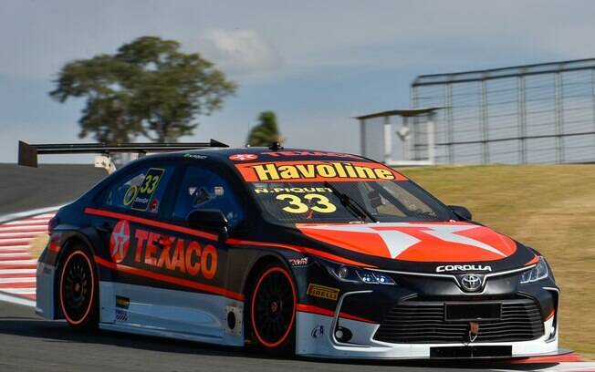 Toyota Corolla Stock Car motor V8 no lugar do de quatro cilindros e uma série de diferenças em relação ao sedã  convencional