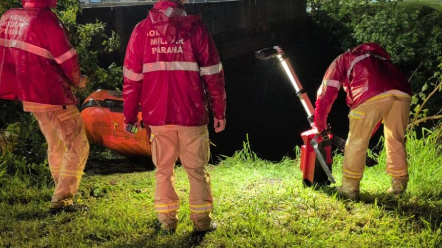 Com o retorno das operações durante o período diurno, as equipes especializadas realizam novas varreduras e buscas aquáticas ao longo do rio