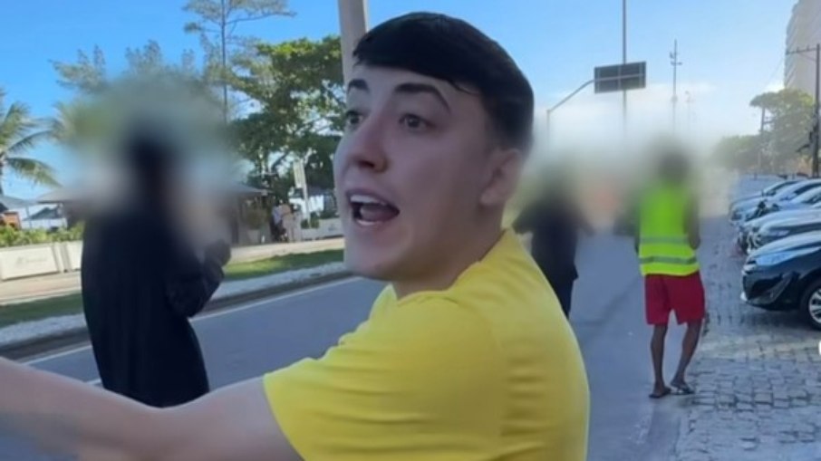 Luan Lennon em vídeo abordando flanelinhas na orla da praia