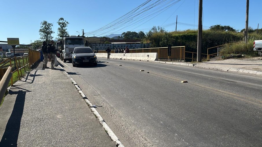 Além dos disparos, uma granada foi deixada no local, mas, por sorte, não chegou a ser acionada Além dos disparos, uma granada foi deixada no local, mas, por sorte, não chegou a ser acionada