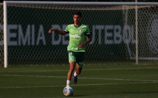 Vitor Reis durante treino da última quarta-feira (04),  na Academia de Futebol