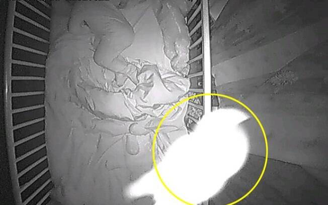 Os pais colocaram uma câmera no quarto do bebê e acabaram flagrando um fantasma com seu filho