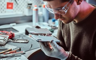 Curso transforma conserto de celulares em carreira lucrativa