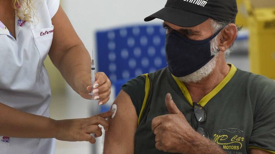 Vacinação em Campinas tem procura baixa de pessoas com comorbidades.