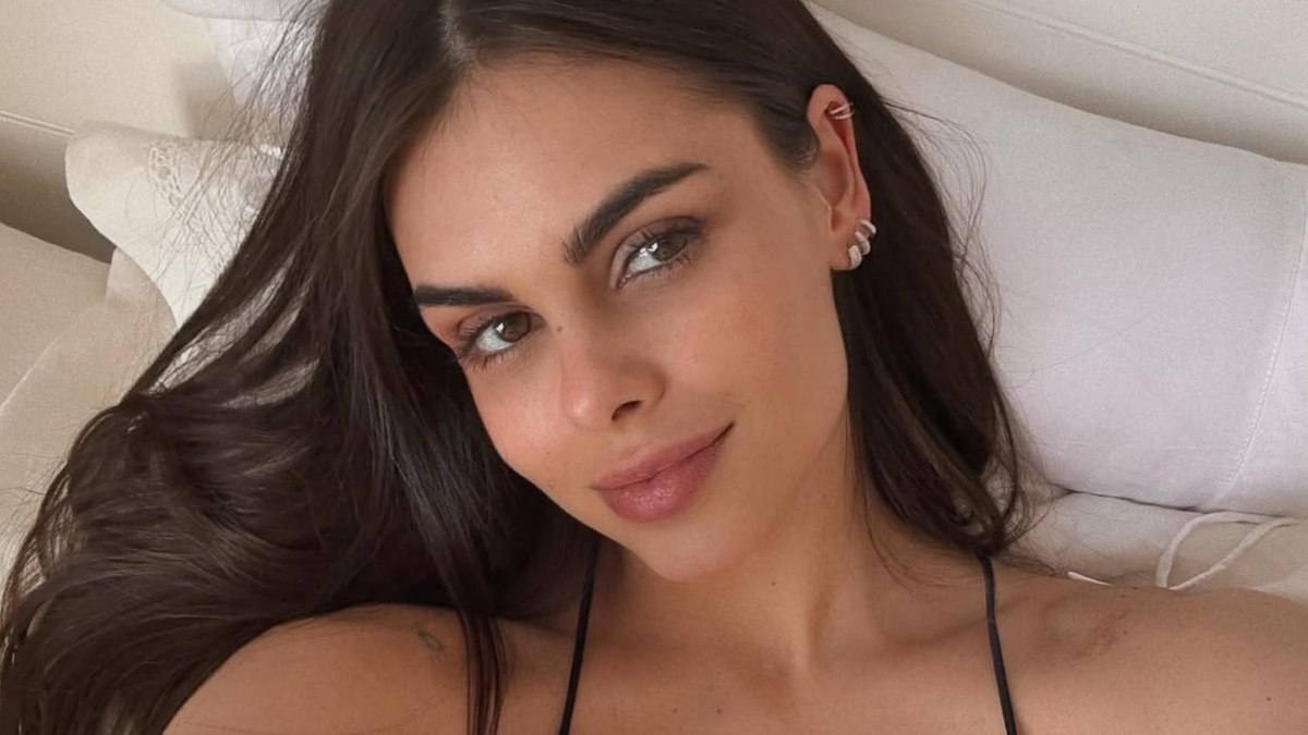 Amanda Kimberlly, mãe de filha de Neymar, exibe abdômen trincado