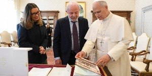 Lula se reúne com papa Leão XIV e debate fé e desigualdade