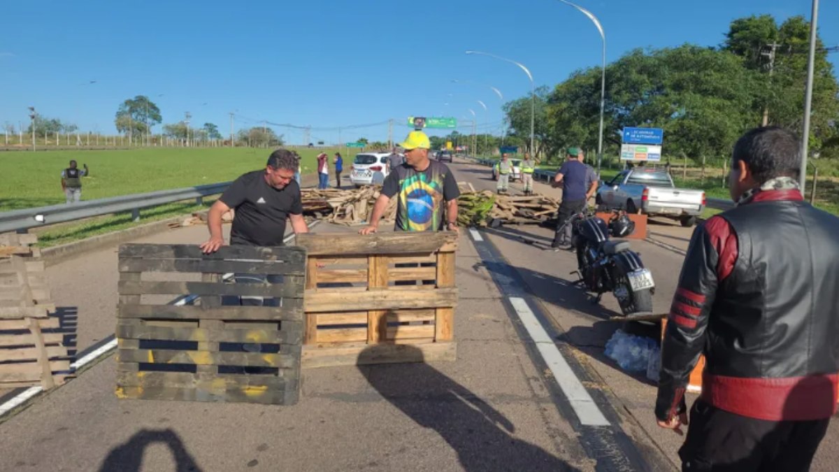 Manifestantes bloqueiam acesso ao Bloqueio acesso aeroporto de Viracopos, em Campinas (SP)