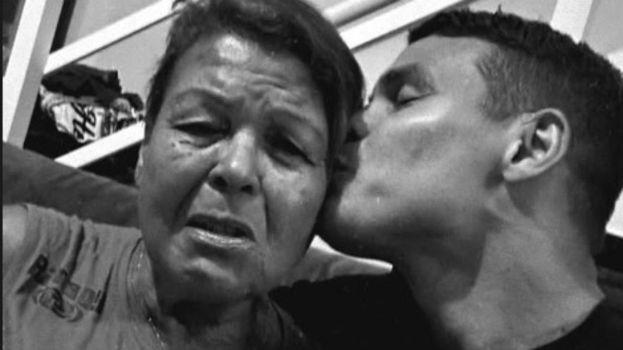 Clubes lamentam morte da mãe do zagueiro Thiago Silva Clubes lamentam morte da mãe do zagueiro Thiago Silva