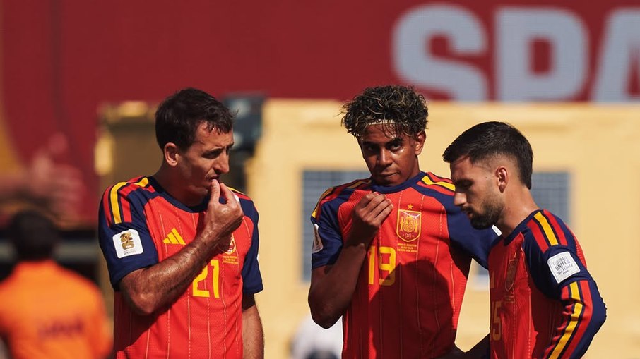 Jogadores da Espanha conversam antes de cobrança de falta Jogadores da Espanha conversam antes de cobrança de falta