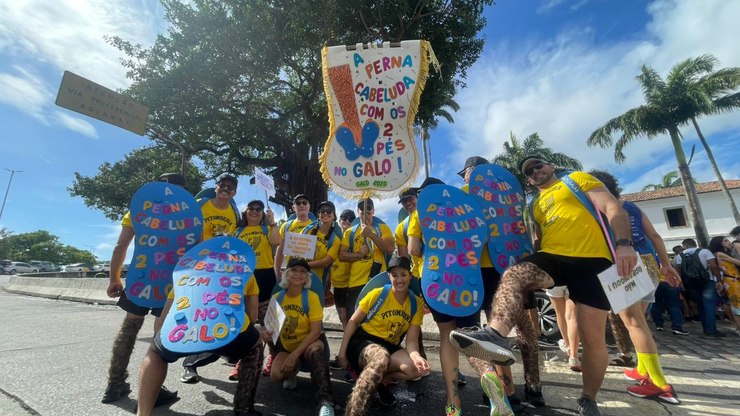 Fantasias roubam a cena neste sábado de Carnaval