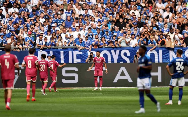 Mbappé agradece o presente e abre o placar para o Real Madrid diasnte do Schalke Mbappé agradece o presente e abre o placar para o Real Madrid diasnte do Schalke