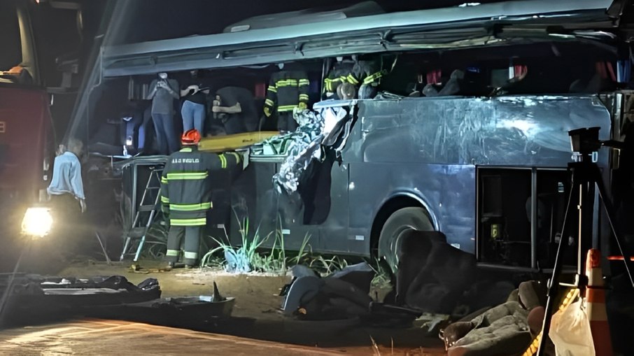 O ônibus ficou com a lateral toda destruída após grave acidente envolvendo um caminhão O ônibus ficou com a lateral toda destruída após grave acidente envolvendo um caminhão