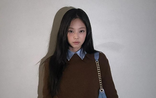 Jennie, do BLACKPINK, aposta na tendência da saia balonê em look casual