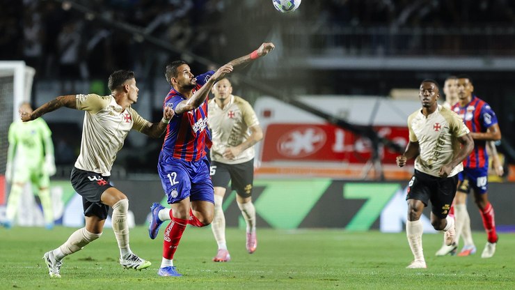 Com arbitragem polêmica e gol contra bizarro, Vasco vence Bahia