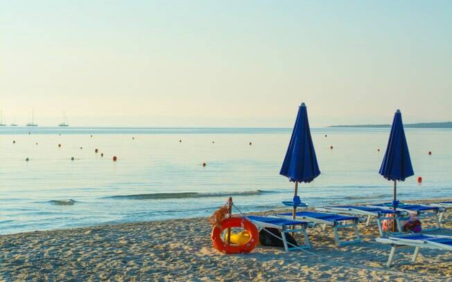A praia de Le Pelosa, na Sardenha, terá limite de visitantes e taxa para entrada