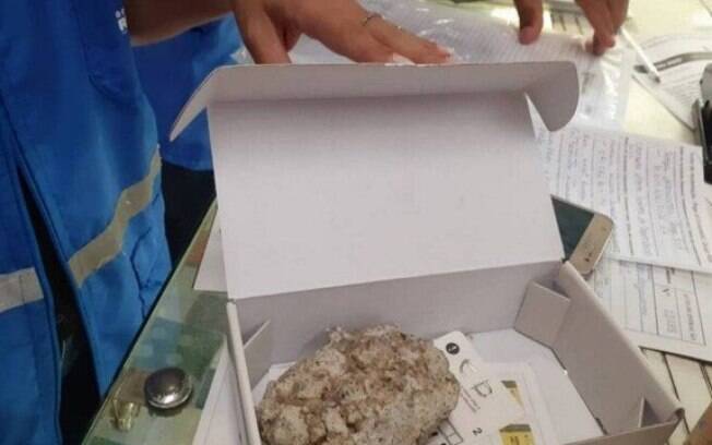 No Rio de Janeiro, consumidor comprou celular pela internet e recebeu pedra dentro da caixa