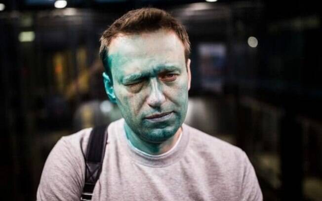 Em um outro ataque, Alexei Navalny foi 'pintado de verde' durante uma manifestação contra o governo de Putin na Rússia