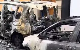 Cena de guerra em Paris: dois mortos e 200 carros incendiados