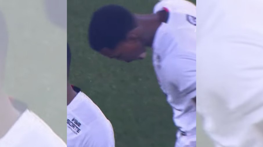 Cacá usa curativo no queixo na partida contra o Athletico-PR