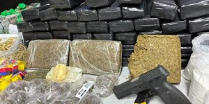 Arma e 65 kg de drogas são apreendidas em imóvel abandonado