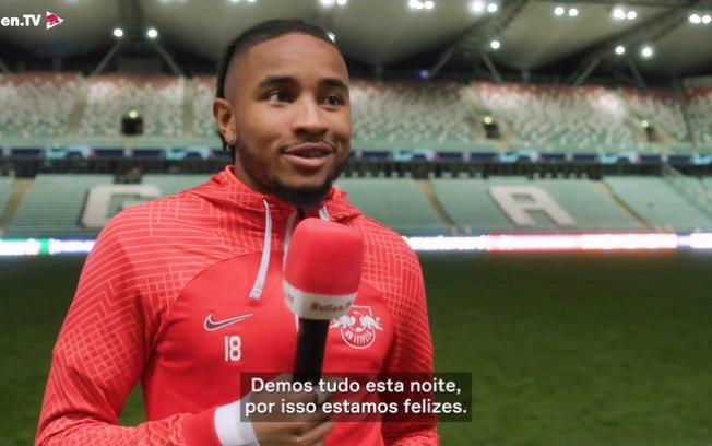 Nkunku explica a comemoração com balão em gol do RB Leipzig