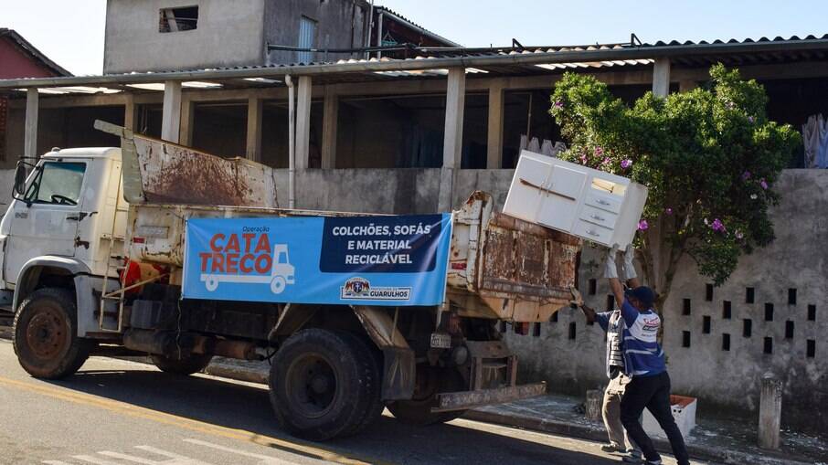 As equipes recolheram camas, sofás, portas, janelas, entulho e recicláveis dispostos pelos moradores em frente as suas residências.