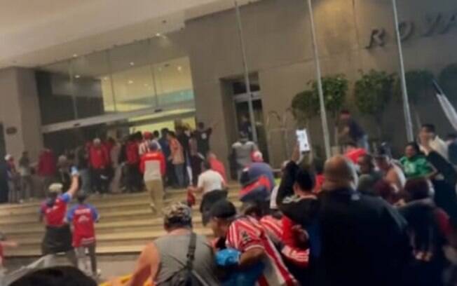 Torcida do Chivas Guadalajara invade hotel e tenta agredir jogadores