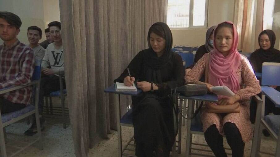 Homens e mulheres separados em sala de aula no Afeganistão