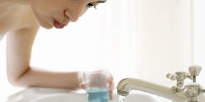 Enxaguante bucal: mitos e verdades sobre o uso diário