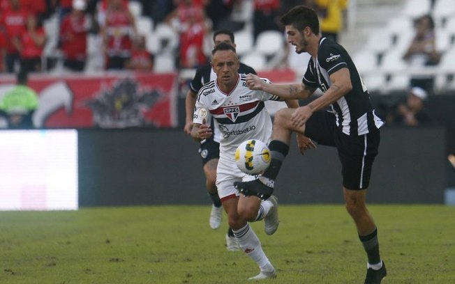 Lucas Piazon celebra vitória e retorno como titular: 'Me sinto preparado para lutar pelo Botafogo'