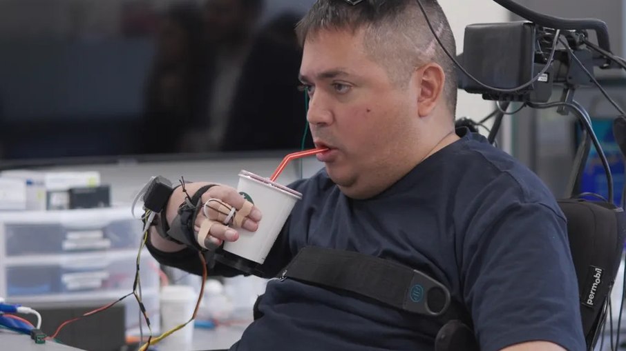 Keith Thomas foi a primeira pessoa do mundo a testar a tecnologia da dupla ponte neural; experimento devolveu tato ao paciente Keith Thomas foi a primeira pessoa do mundo a testar a tecnologia da dupla ponte neural; experimento devolveu tato ao paciente