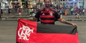 Goleiro Bruno é tietado por torcedores no Maracanã em Fla x Inter