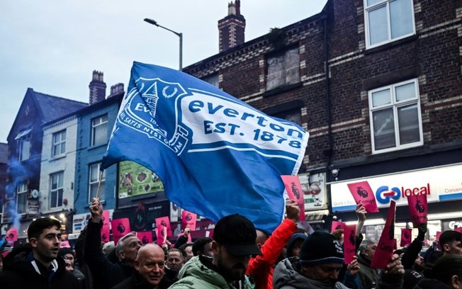 Torcedores do Everton participam de um protesto em novembro contra a primeira redução de pontos sofrida pelo clube