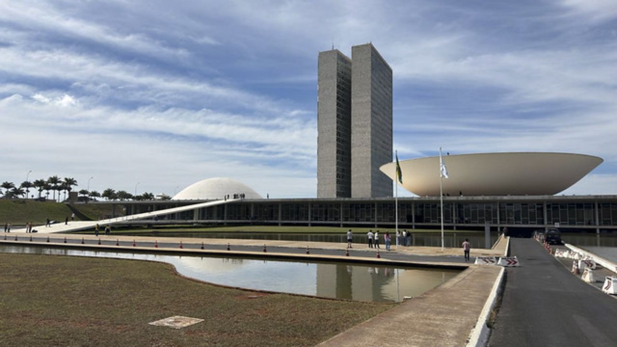 Mulheres encolhem nas urnas em 2026 e ampliam abismo na política - QTU Questões do Universo