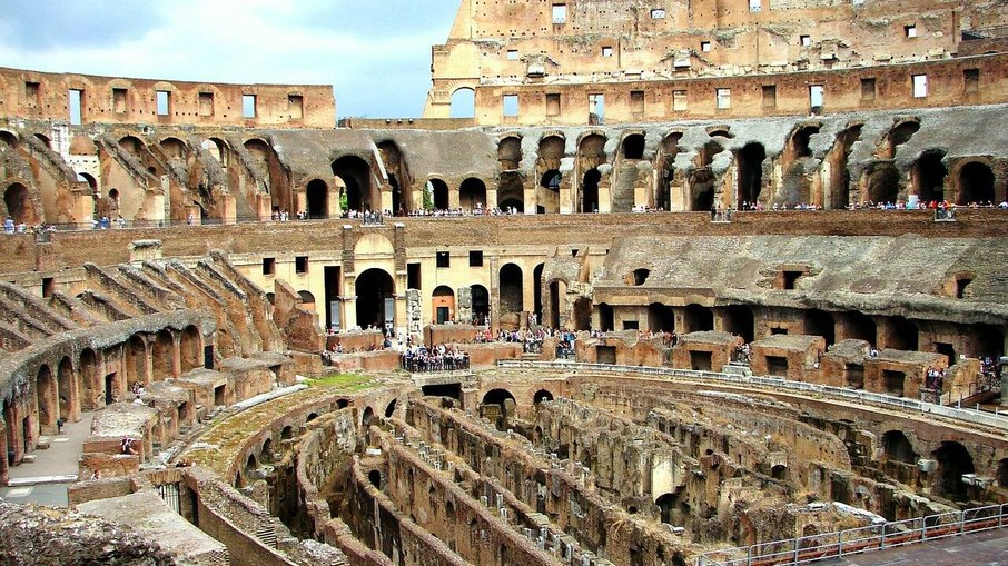 Parte interna do Coliseu durante a visita de milhares de turistas