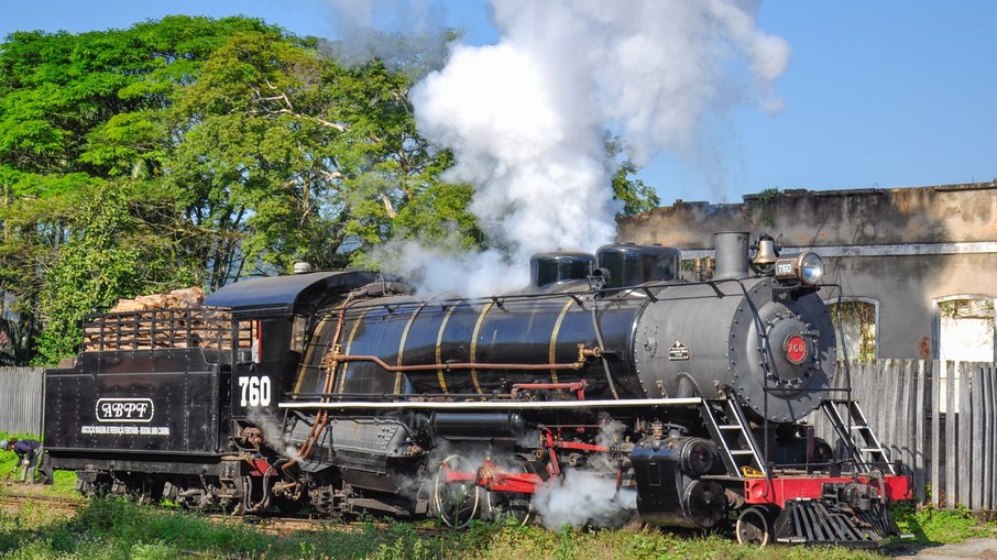 Maria Fumaça da Serra do Mar precisa de 10 mil litros de água para percorrer 30 km Maria Fumaça da Serra do Mar precisa de 10 mil litros de água para percorrer 30 km