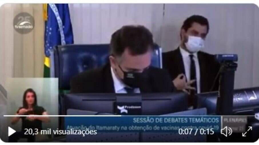 Filipe Martins faz sinal com a mão enquanto presidente do Senado discursa; gesto é parecido com utilizado por supremacistas brancos