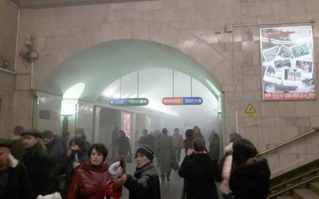 Autoridades da Rússia fecharam o metrô de São Petersburgo após o incidente com bomba que deixou mortos e feridos
