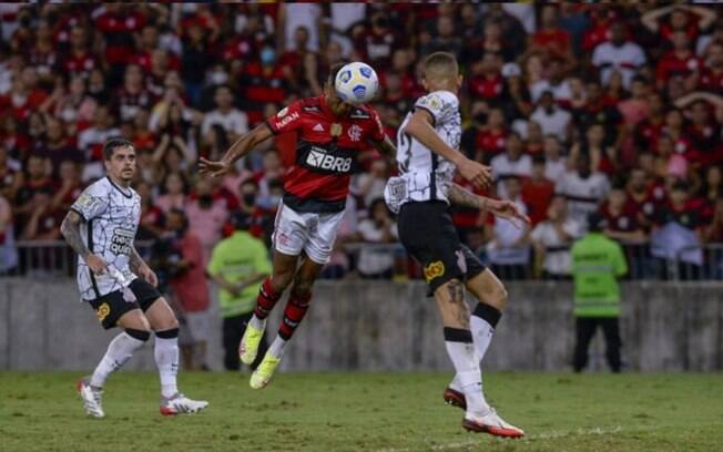 Bruno Henrique, do Flamengo, sente dores no joelho, será reavaliado e preocupa para final da Libertadores