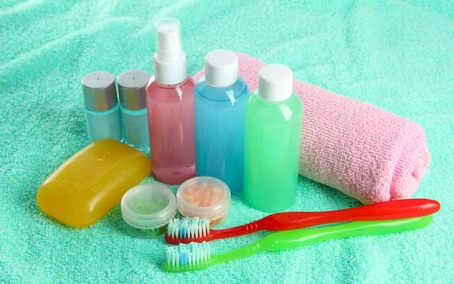 Kit viagem inclui vidrinhos para xampu, condicionador e creme e também itens de higiene bucal Kit viagem inclui vidrinhos para xampu, condicionador e creme e também itens de higiene bucal