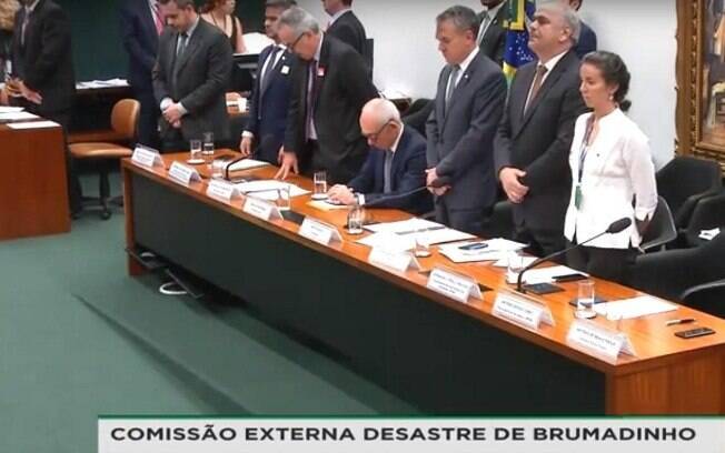 Todos os participantes da mesa – menos o presidente da Vale – ficaram de pé durante a homenagem às vítimas