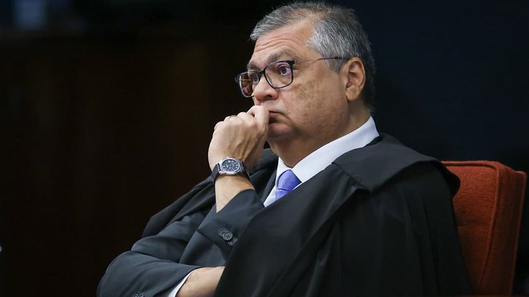 Dino manda suspender "penduricalhos" ilegais no serviço público