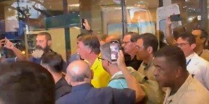 Bolsonaro sai andando de hospital em Natal e vai para Brasília