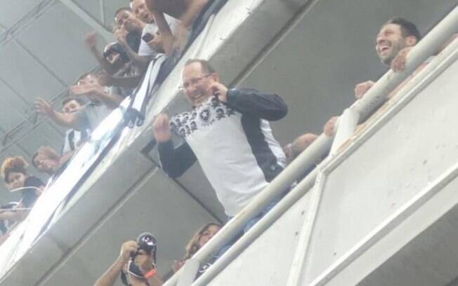 Gesto do símbolo de dinheiro, selfies e camisa de torcida: John Textor rouba a cena em jogo do Botafogo