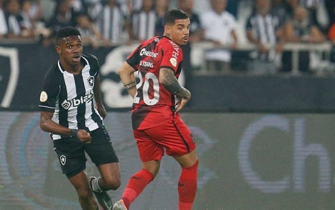 Destaque na vitória do Botafogo, Jeffinho explica comemoração e vibra com primeiro gol no Brasileirão