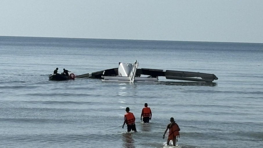 Seis policiais morrem em queda de avião no mar perto de Cha-am Seis policiais morrem em queda de avião no mar perto de Cha-am