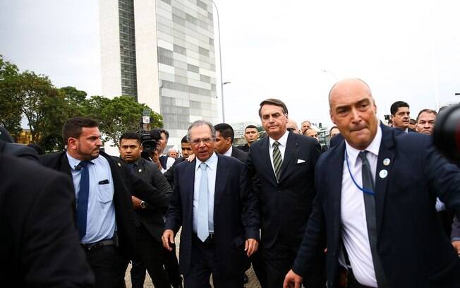 Presidente Jair Bolsonaro e ministro da Economia Paulo Guedes apresentaram PEC ao Congresso
