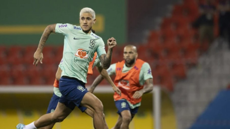 Pedro durante treino da seleção brasileira