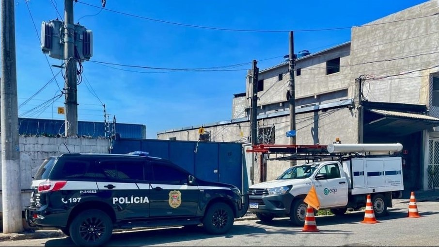O proprietário do estabelecimento foi autuado em flagrante e encaminhado à delegacia. Ele deve responder pelo crime de furto de energia, previsto no Artigo 155 do Código Penal Brasileiro O proprietário do estabelecimento foi autuado em flagrante e encaminhado à delegacia. Ele deve responder pelo crime de furto de energia, previsto no Artigo 155 do Código Penal Brasileiro