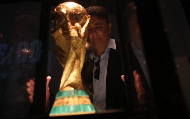 Bebeto no Museu da Seleção, no Rio de Janeiro